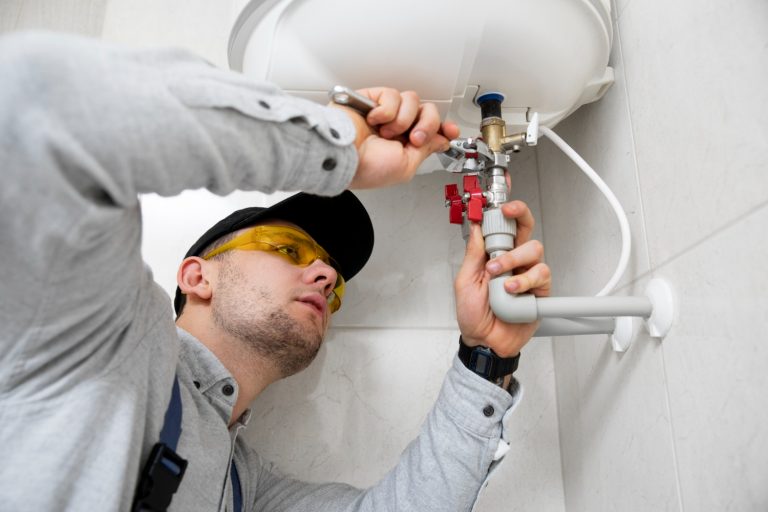 Entretien d&rsquo;un chauffe-eau électrique : gestes, fréquence et obligations